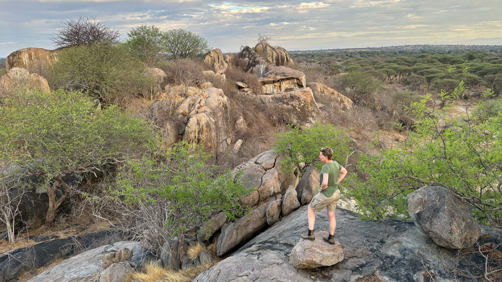 Marjolijn in Ruaha National Park Tanzania op een kopje