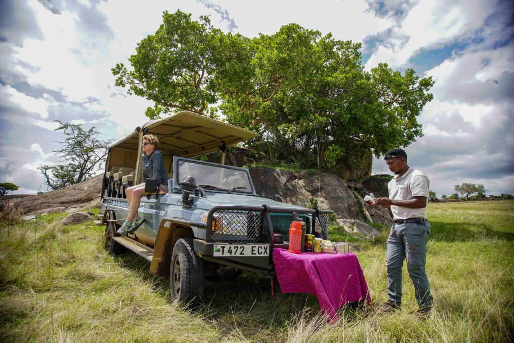 Marjolijn Pronk van Explore Tanzania op safari jeep