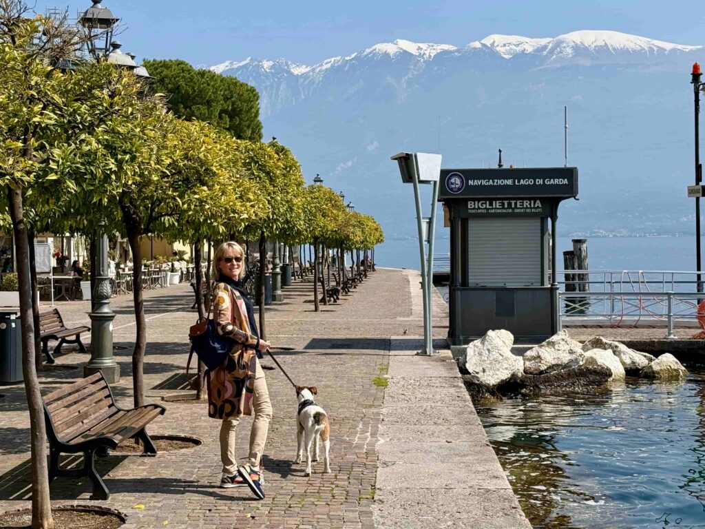 Lago di Garda in de voorjaarszon en sneeuw op de bergtoppen