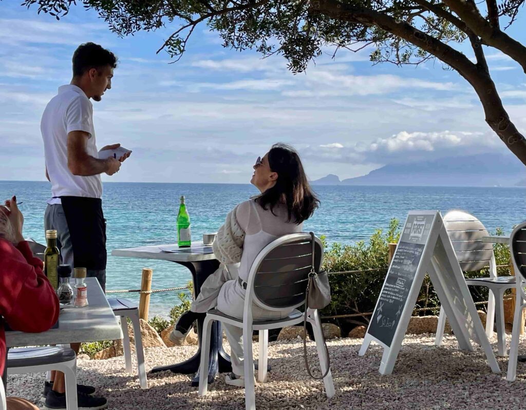 Lunchen aan het water op Sardinië
