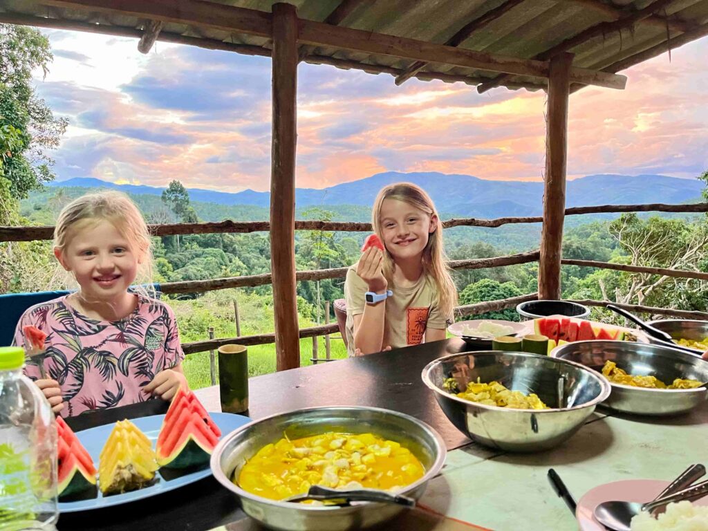 Reis met Kinderen Diner tijdens trekking in Thailand