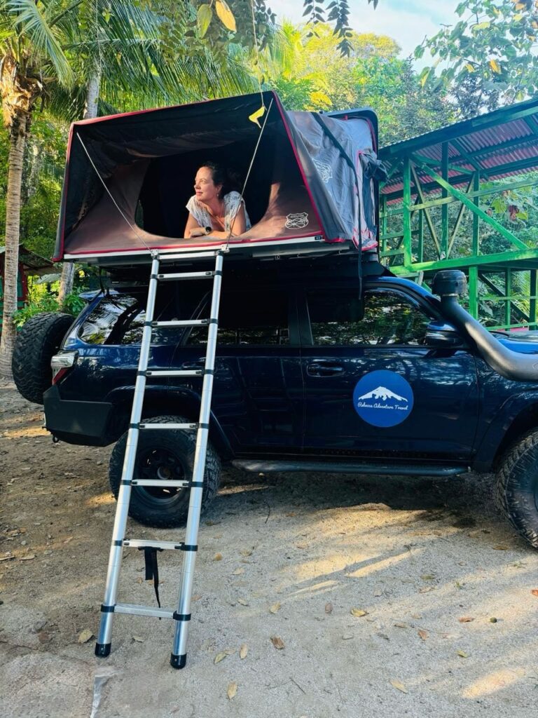 Reizen met Rebecca Op pad met de 4x4 Jeep met rooftop tent