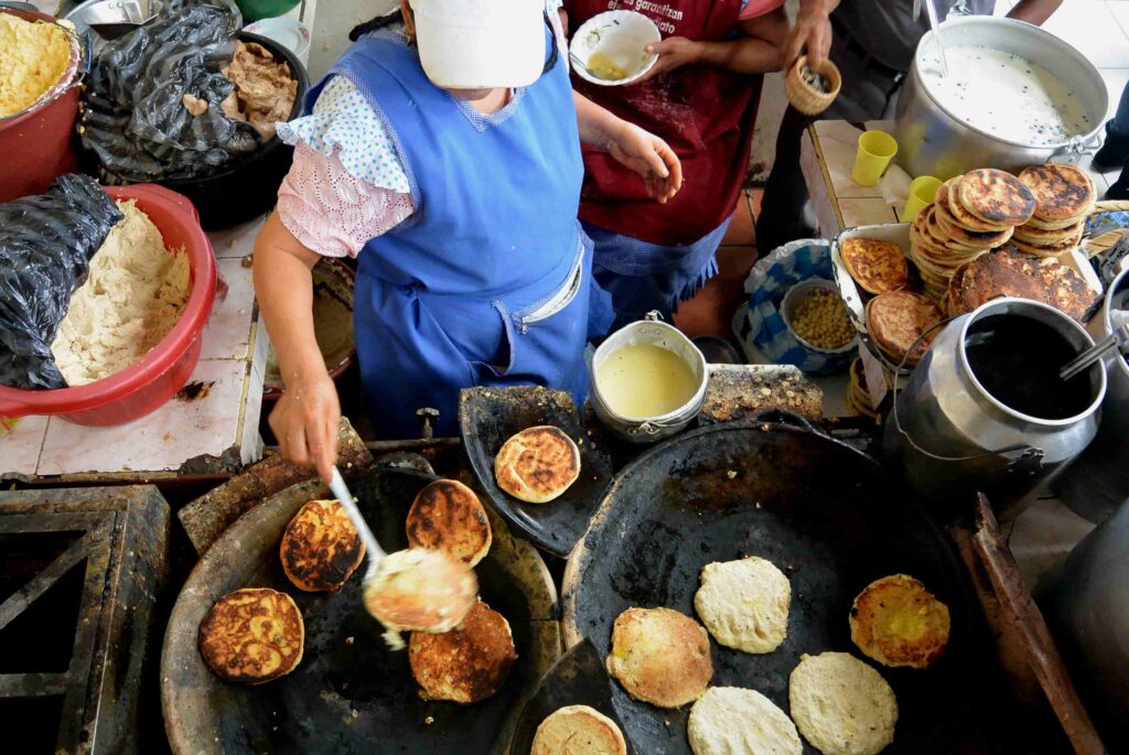 Lokale lekkernijen op markt in Ecuador