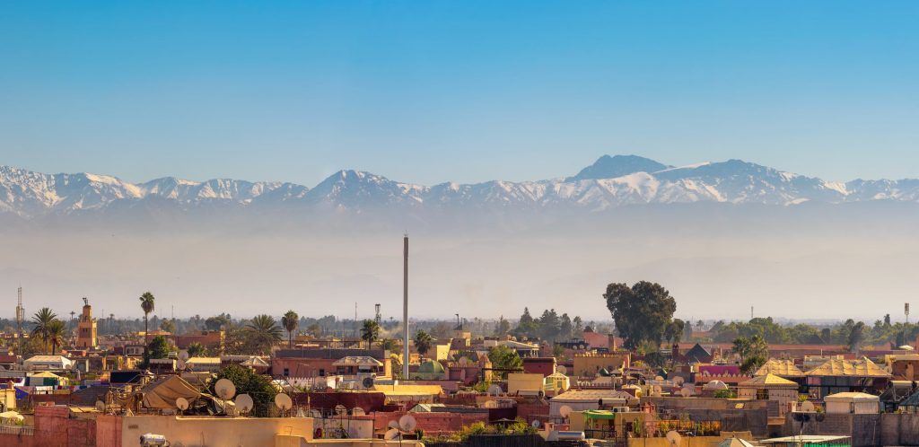 Marrakech stad skyline met Atlas berge