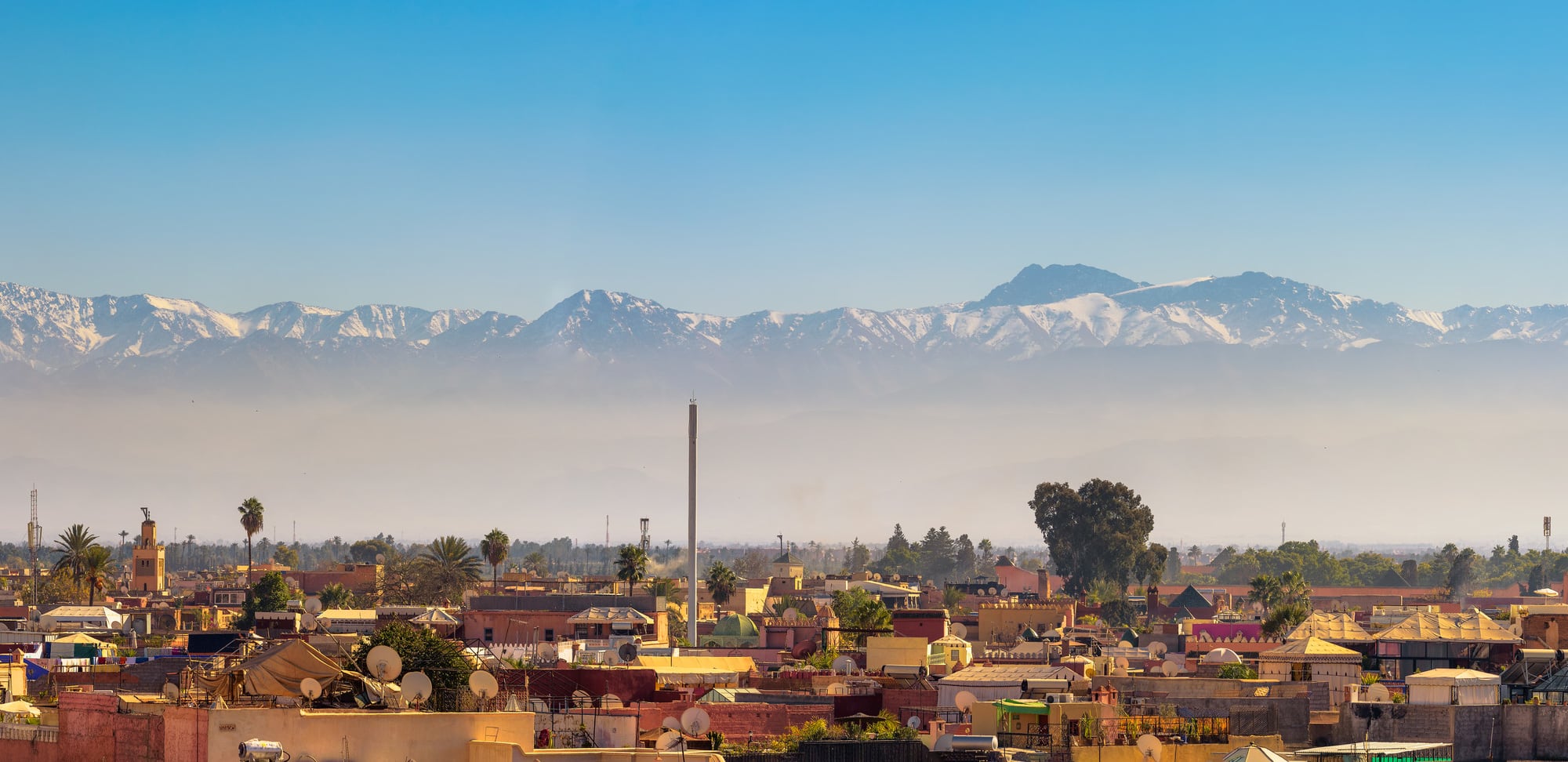 Marrakech stad skyline met Atlas bergen