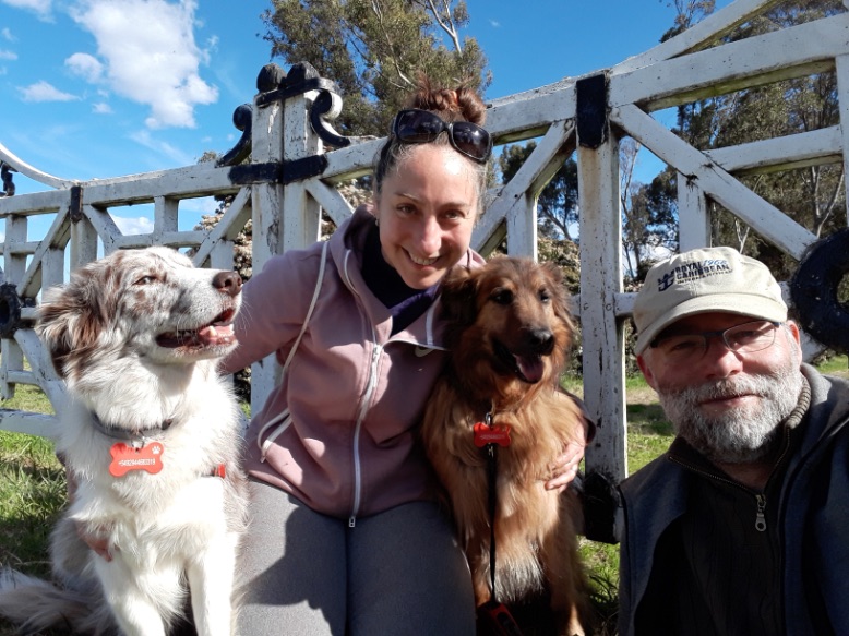 Jack en zijn vrouw Mariela wandelen met de honden