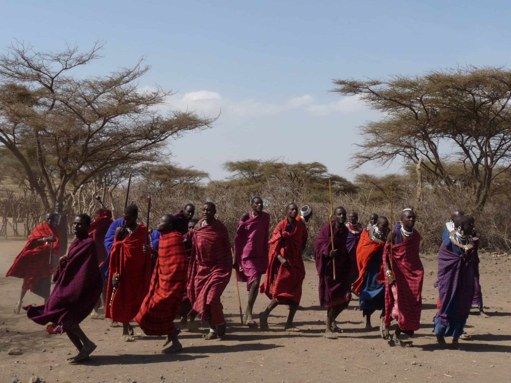 bezoek aan stam tijdens afrika reizen op maat