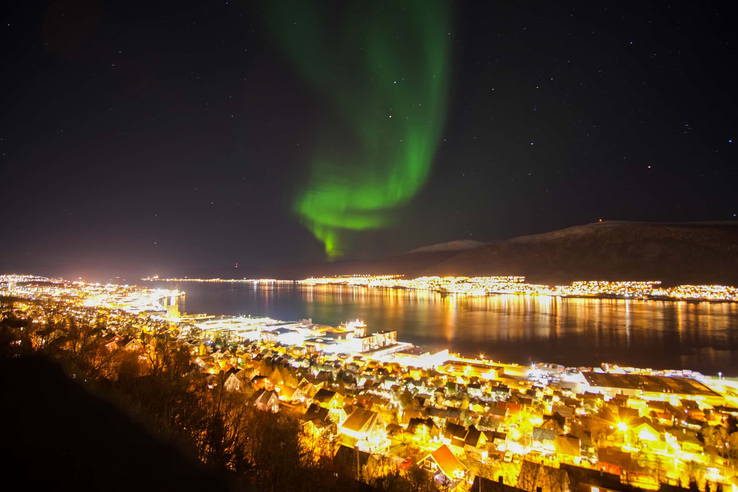 Noorderlicht boven stad Tromso Noorwegen