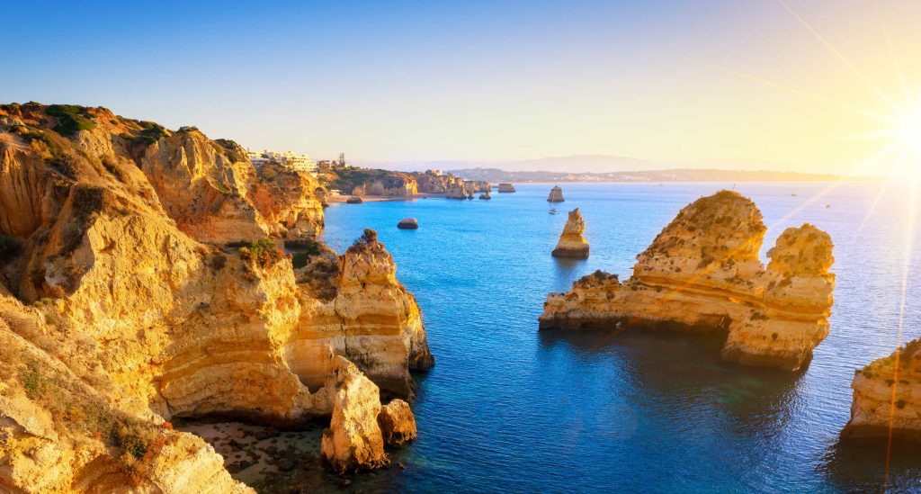 Fly-drive naar Portugal: zonsondergang in de Algarve mag niet ontbreken