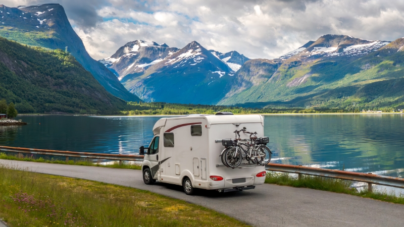 wegbrengcamper bij een bergmeer
