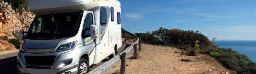 camper langs de kust
