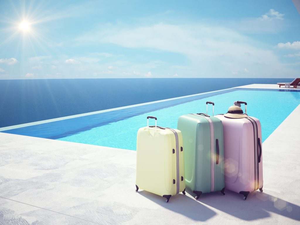 koffers bij het zwembad van een boutique hotel