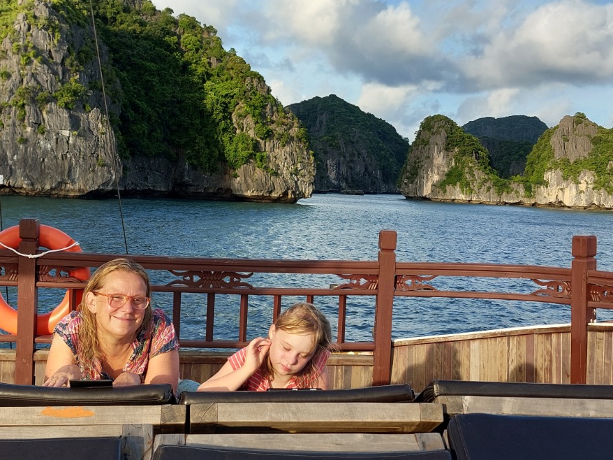 Janet van Young Travel Company met dochter op de boot in Halong Bay