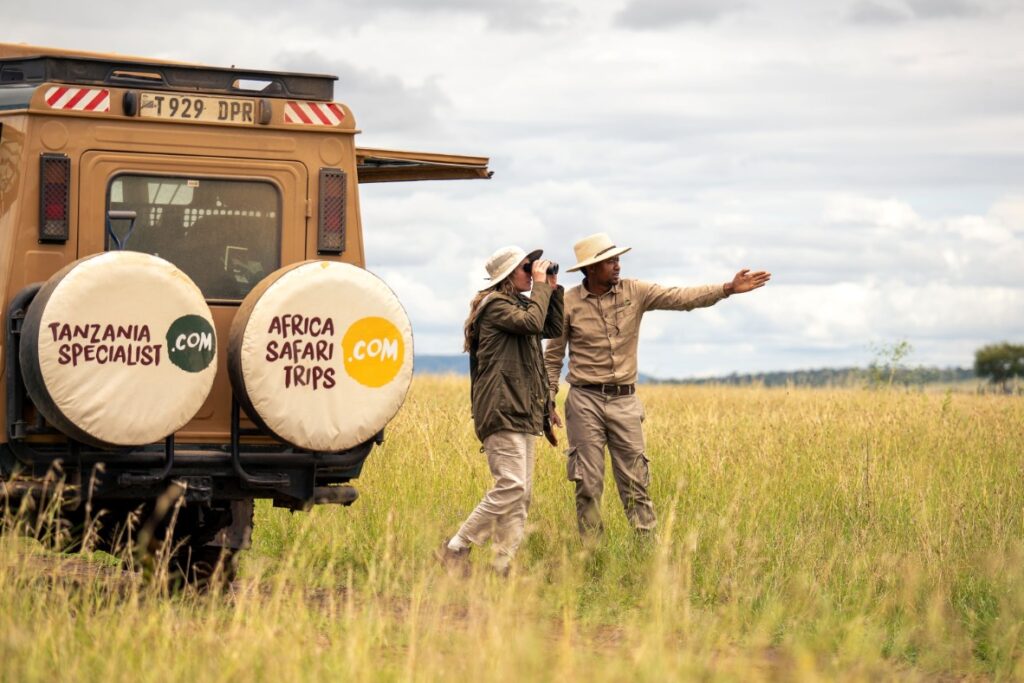 AfrikaSafari.nl Gids en vrouw naast een Safari jeep