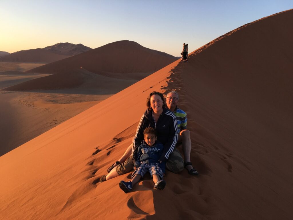 Saskia van Kazuri Safaris in Sossusvlei met zoontje en vader