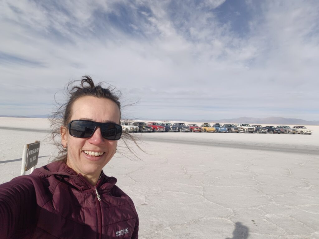 Oldtimers van Patiperra op zoutvlakte Salinas Grandes, Argentinië