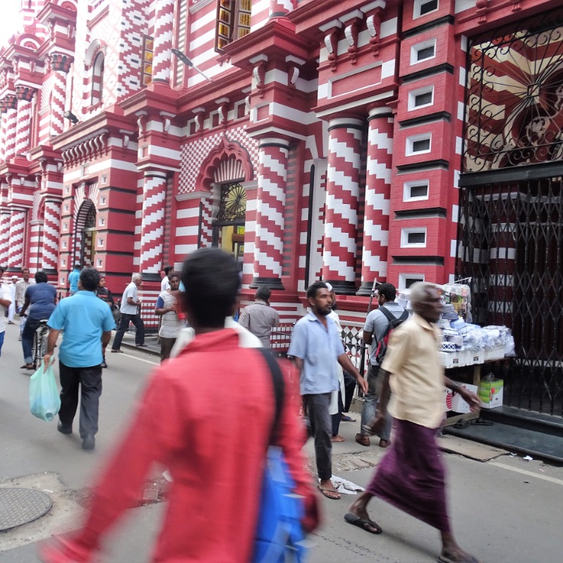 De rode moskee in de wijk Pettah in Colombo