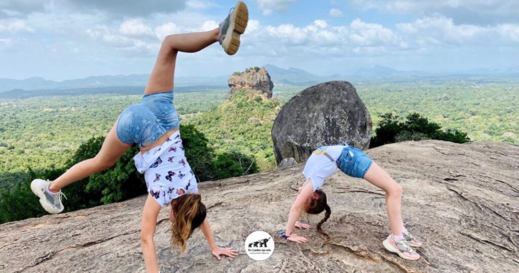 bovenop de Pidurangala rots met uitzicht op de leeuwenrots van Sighriya
