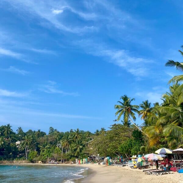 Strand aan de zuidkust van Sri Lanka