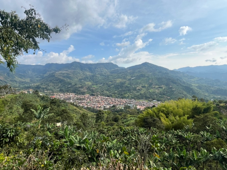 Het dorpje Jardin tussen de groene bergen vol koffie