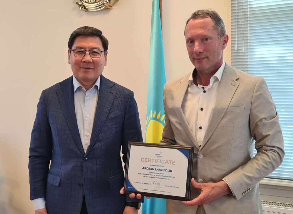 Ardjan Langedijk van Kazachstan Reizen bij zijn aanstelling als vertegenwoordiger van Kazakh Tourism