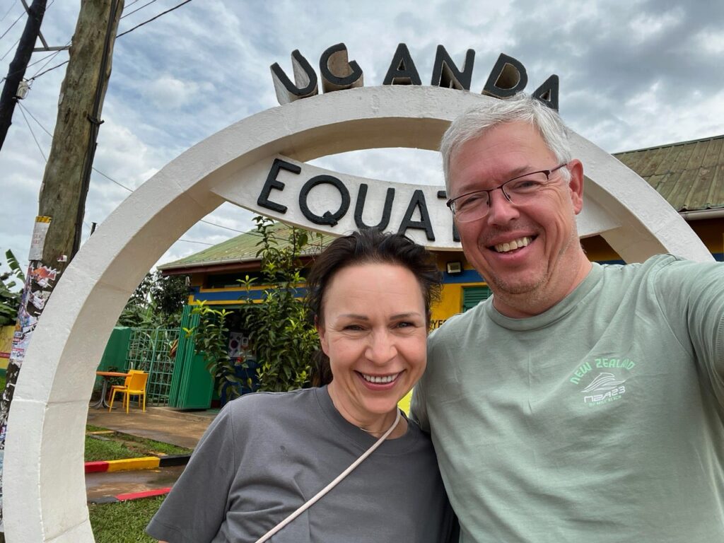 Justyna & Eric Remijn van Khokelo Safaris bij de evenaar in Oeganda