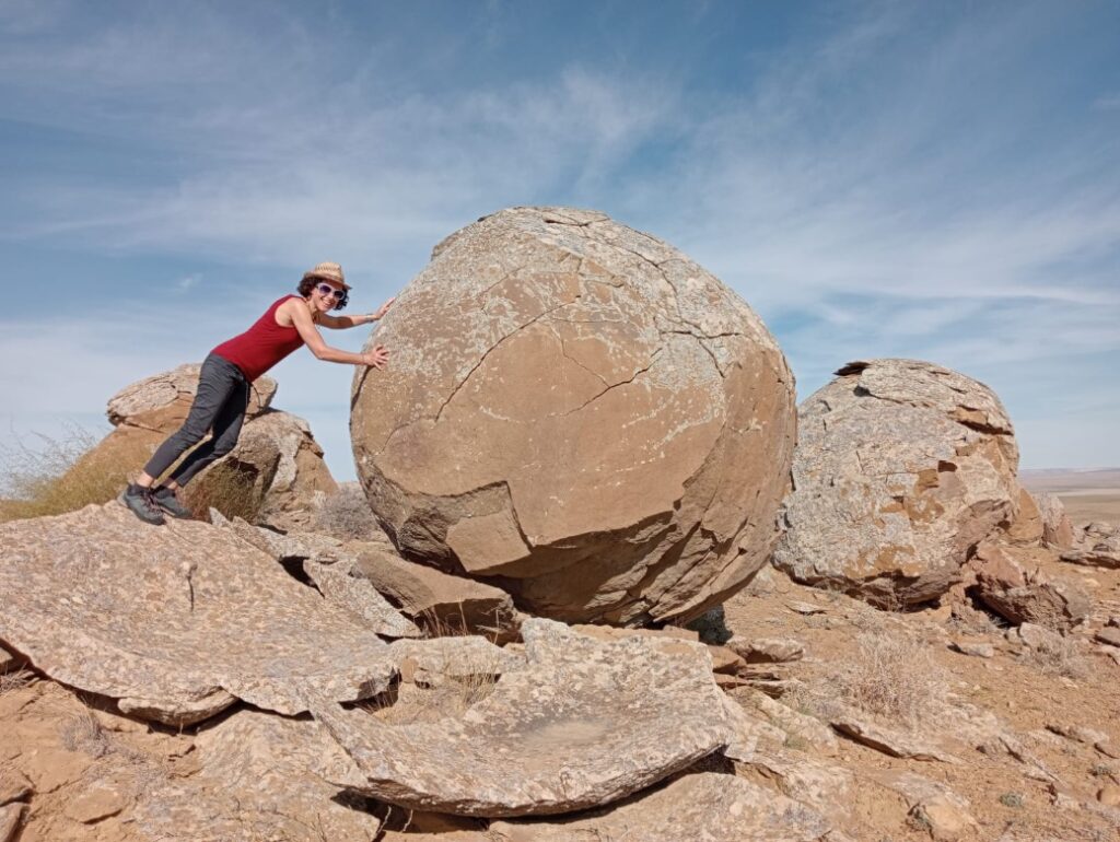 Deze mysterieuze enorme steenballen tref je aan in de Mangystau regio nabij de Kaspische Zee