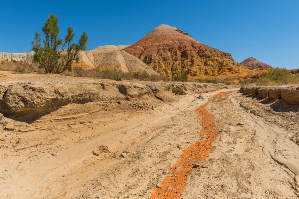 Kleurige gebergten in het Altyn Emel Natuurpark in de regio Almaty