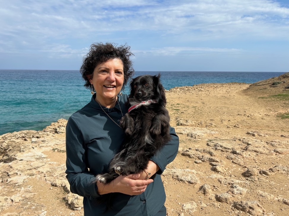 Niki van Oleander Travel en hondje Polly in Cavo Greco