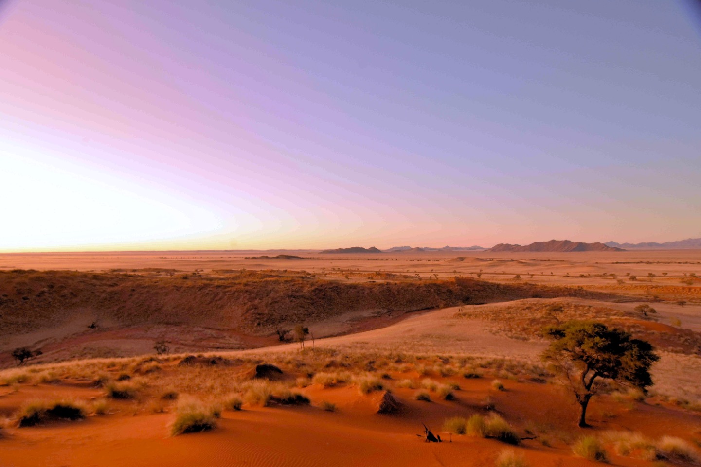 Zonsondergang in de Namib woestijn in Namibie