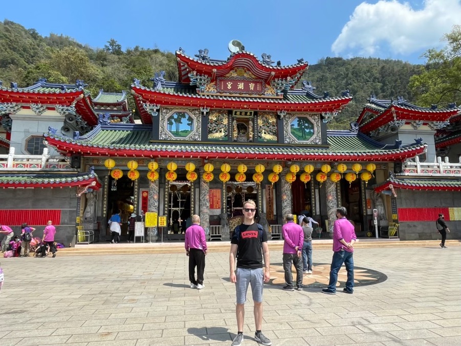 De BaoHu tempel met prachtige groene daken tegen een bergwand
