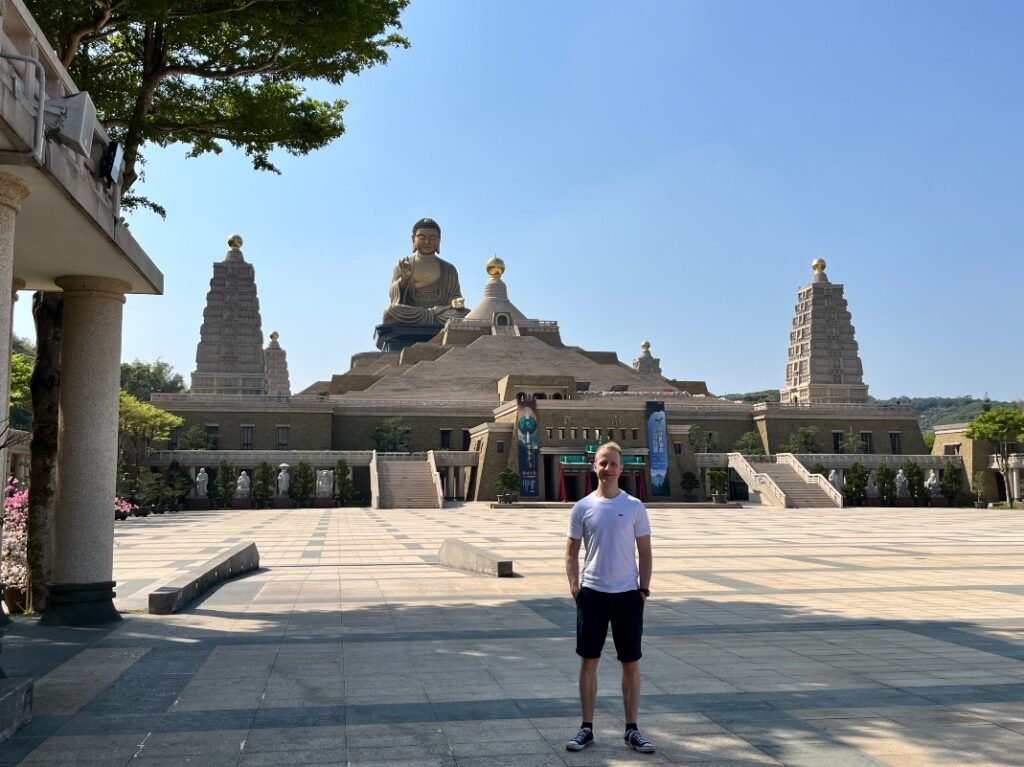 Joey Kimmels van Tour in Taiwan bij de imposante gouden Boedhha in Fo Guang Shan