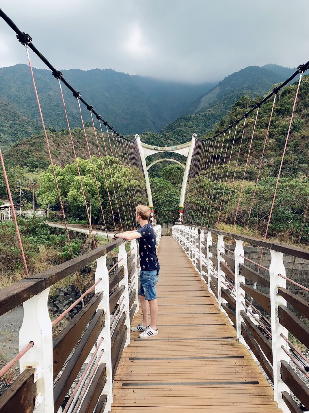 Op een hangbrug van een lokale Taiwanese stam