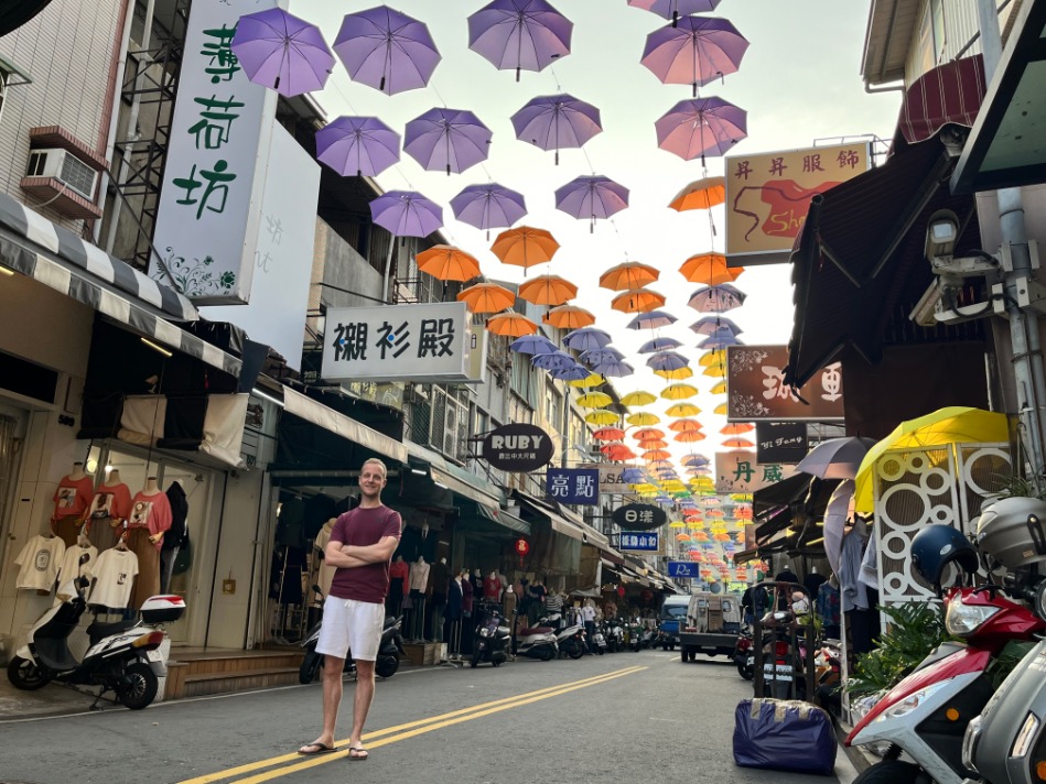 Rijk versierde straat met paraplu's in Kaohsiung