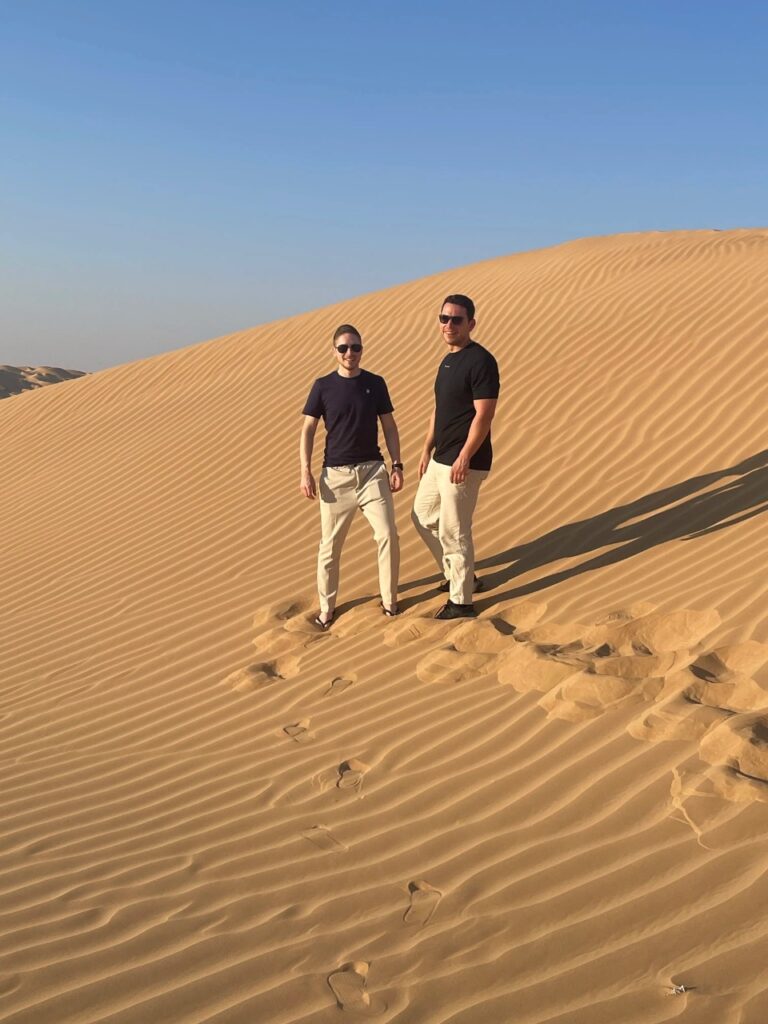 Lars en Guido van omanreis.nl in de zandduinen van Dhofar