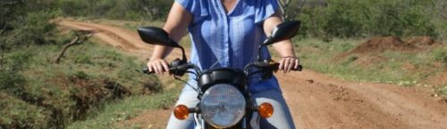 Cindy Stolk van Helder Reizen op de brommer door verlaten gebied - grens Oeganda en Kenia Moroto