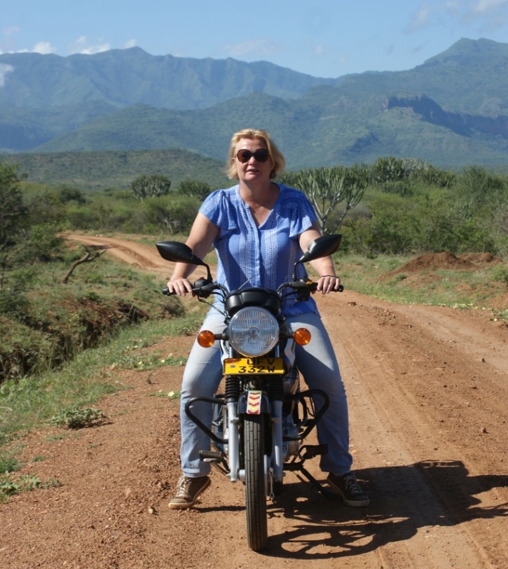 Cindy Stolk van Helder Reizen op de brommer Oeganda