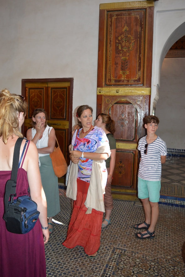 Astrid tijdens een rondleiding