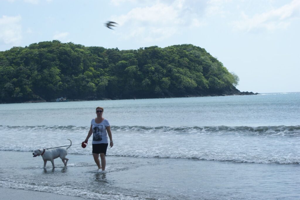 Cindy met hun hond in Playa Venao in Panama