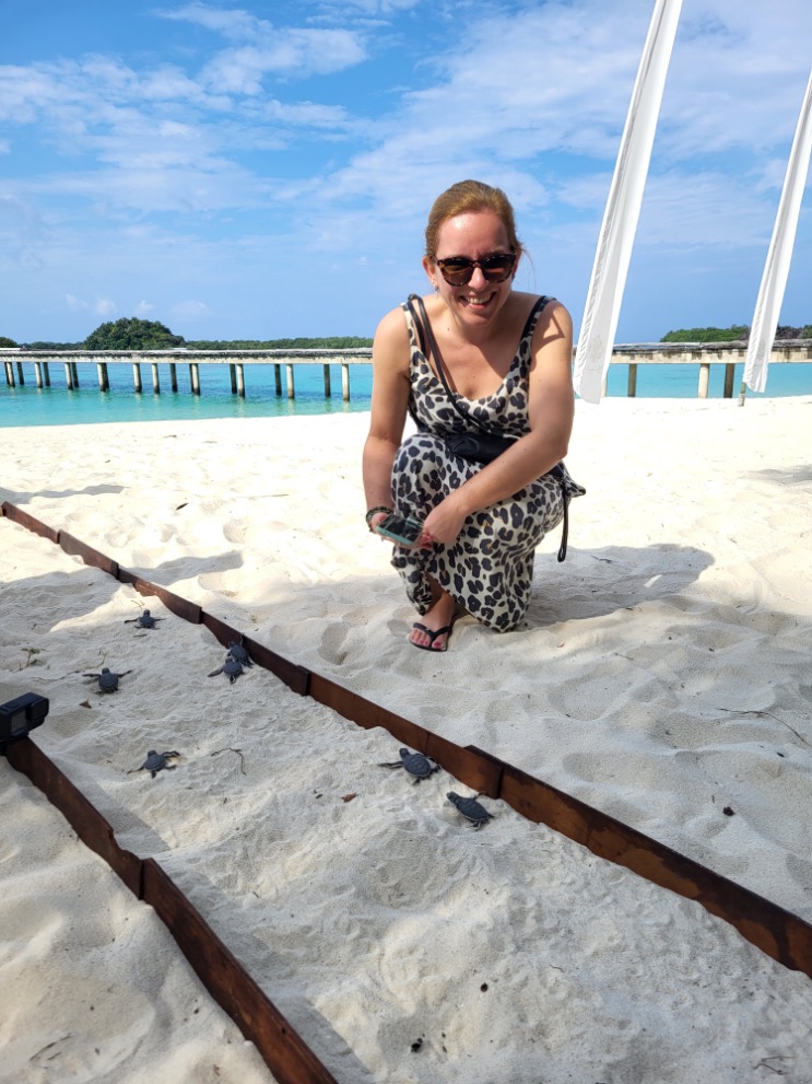 Marloes van Talisman met turtles bij Bawah Reserve
