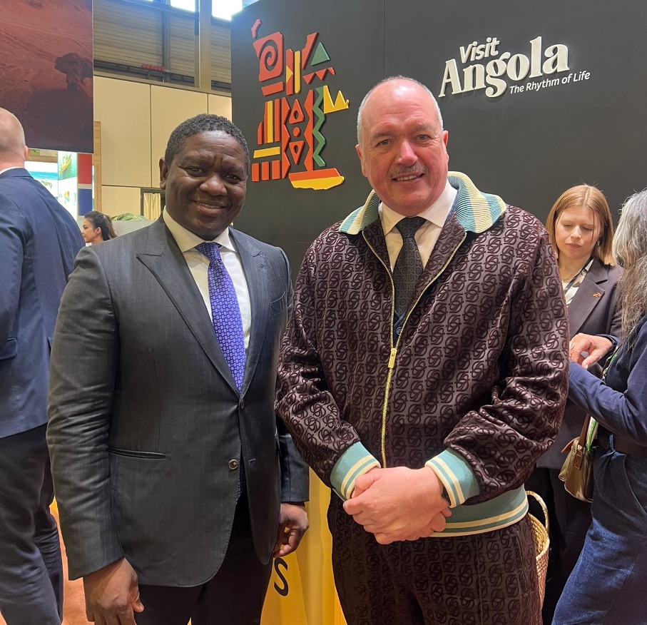 Jozef Verbruggen van Untamed Travelling met de minister van toerisme Angola