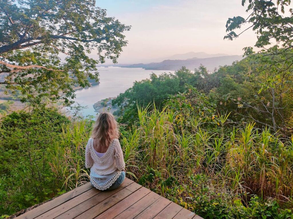 Barbara kijkend op Lake Suchitoto in El Salvador