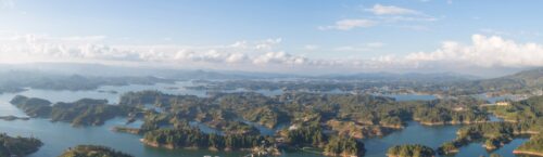 Colombia Eilanden en Meren in Guatape genomen vanaf Piedra el Penol