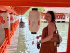 Ria van Japanspecialist bij Itsukushima-schrijn, Miyajima Japan