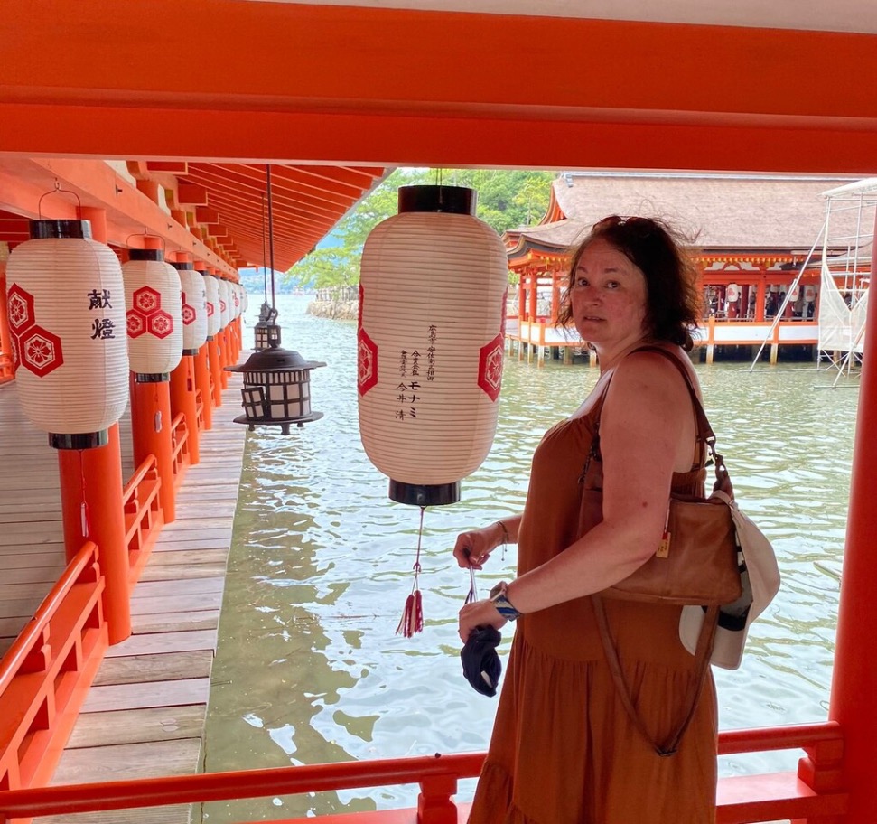 Ria van Japanspecialist bij Itsukushima-schrijn, Miyajima Japan