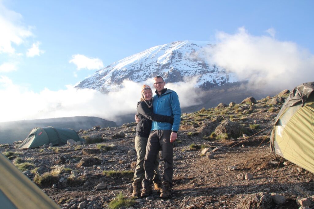 Kim Nooyens van Reisbrigade met haar man bij de Kilimanjaro