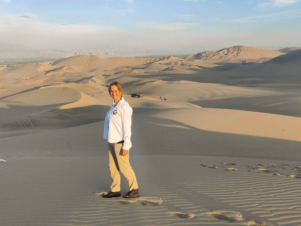 Barbara in de Huacachina woestijn in Peru
