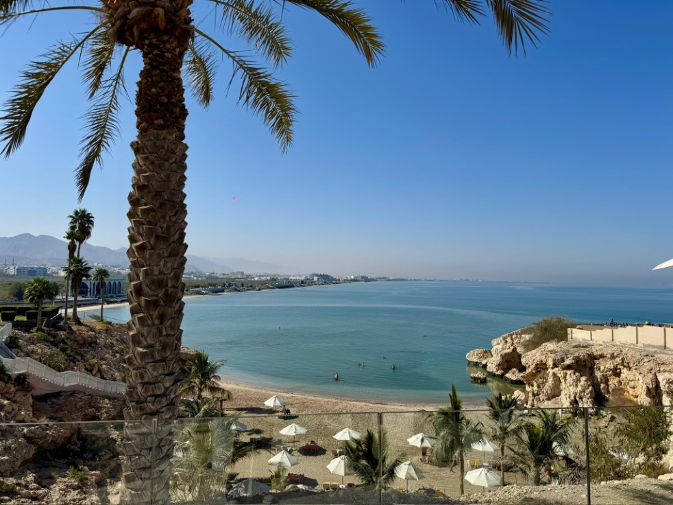 Uitzicht over het strand bij Muscat, Oman