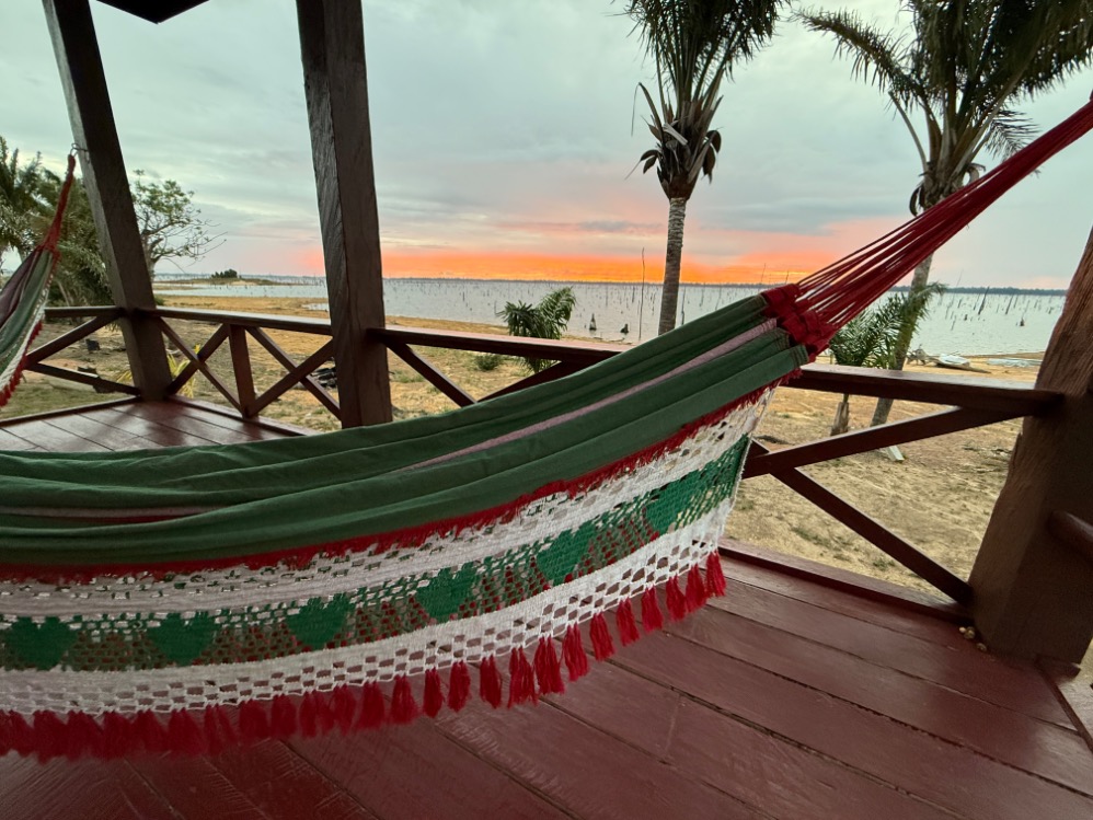suriname uitzicht op het brokopondo meer