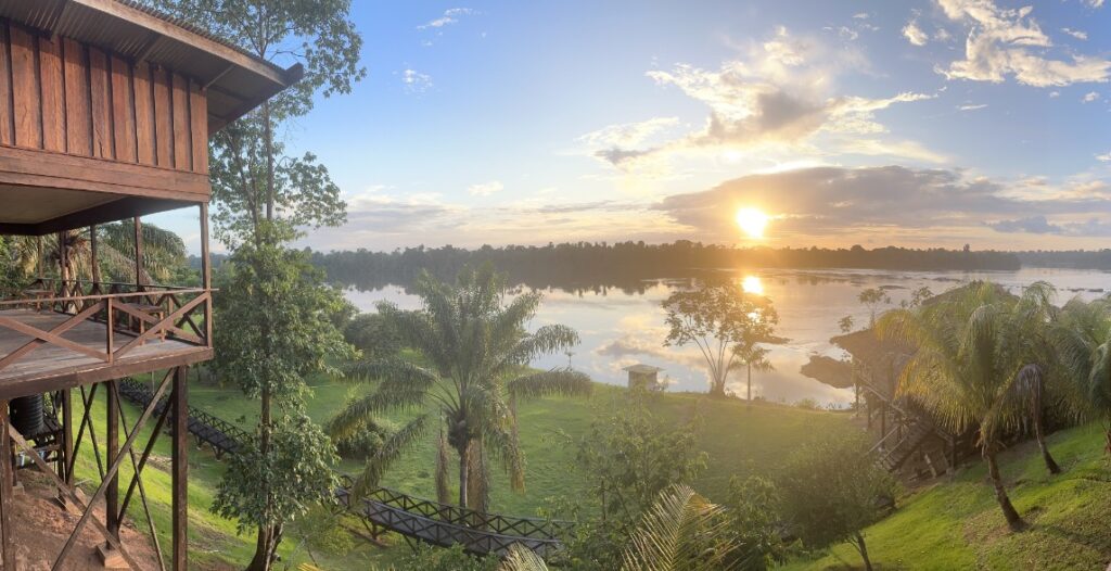 uitzicht over de Corantijne rivier bij Amatopo Suriname